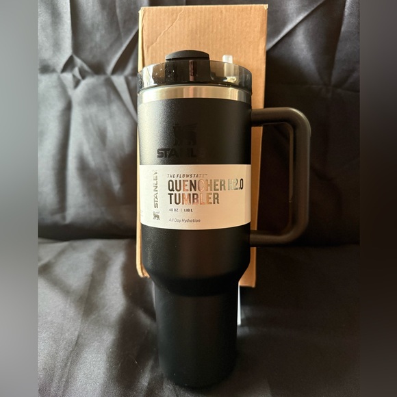 New Stanley 40oz ALL Black Blacked Out Quencher H2.0 Tumbler w/ Straw - Picture 1 of 5
